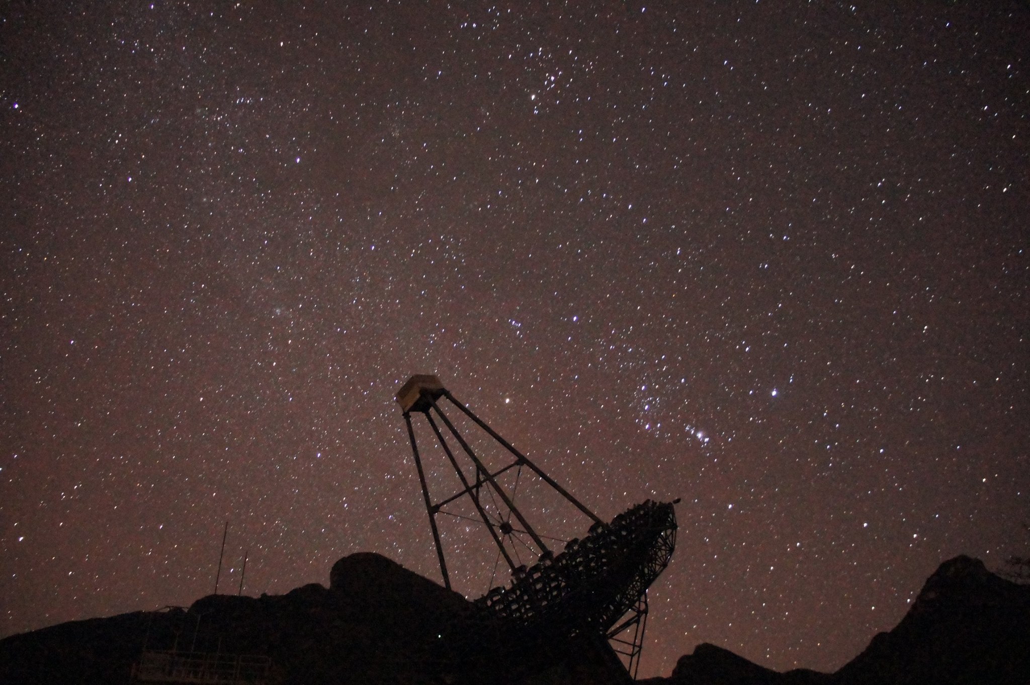 One of the four VERITAS telescopes at night